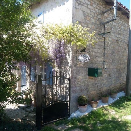 Chat Noir Gite Et Chambre D'Hotes Genouille  外观 照片
