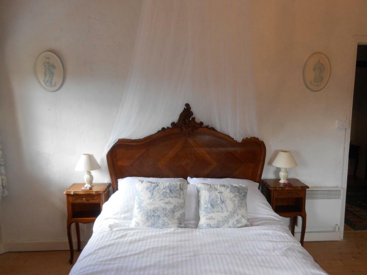 Chat Noir Gite Et Chambre D'Hotes Genouille  外观 照片