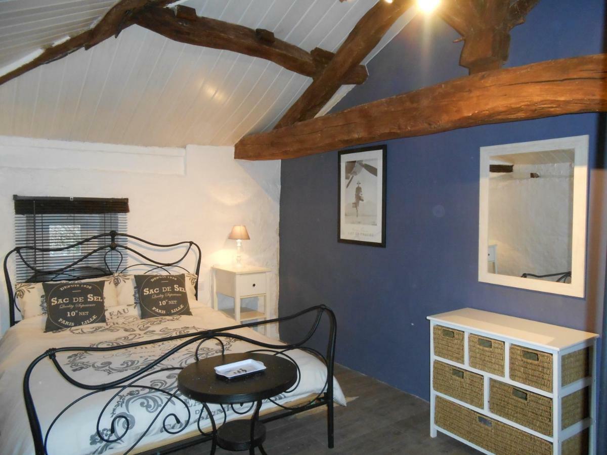 Chat Noir Gite Et Chambre D'Hotes Genouille  外观 照片